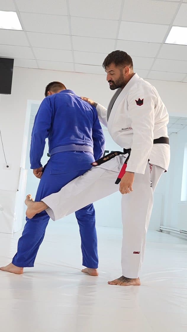 Nu aștepta atacul! Învață Rear Takedowns eficiente 🥋