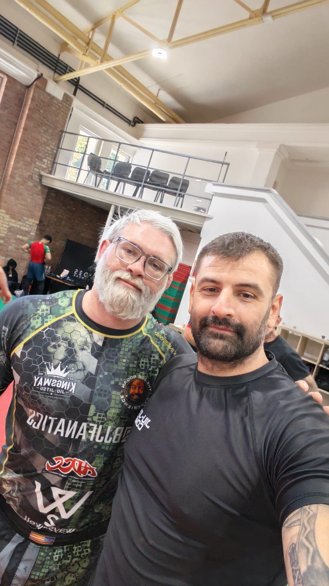 Doi sportivi, fotografie la sală
