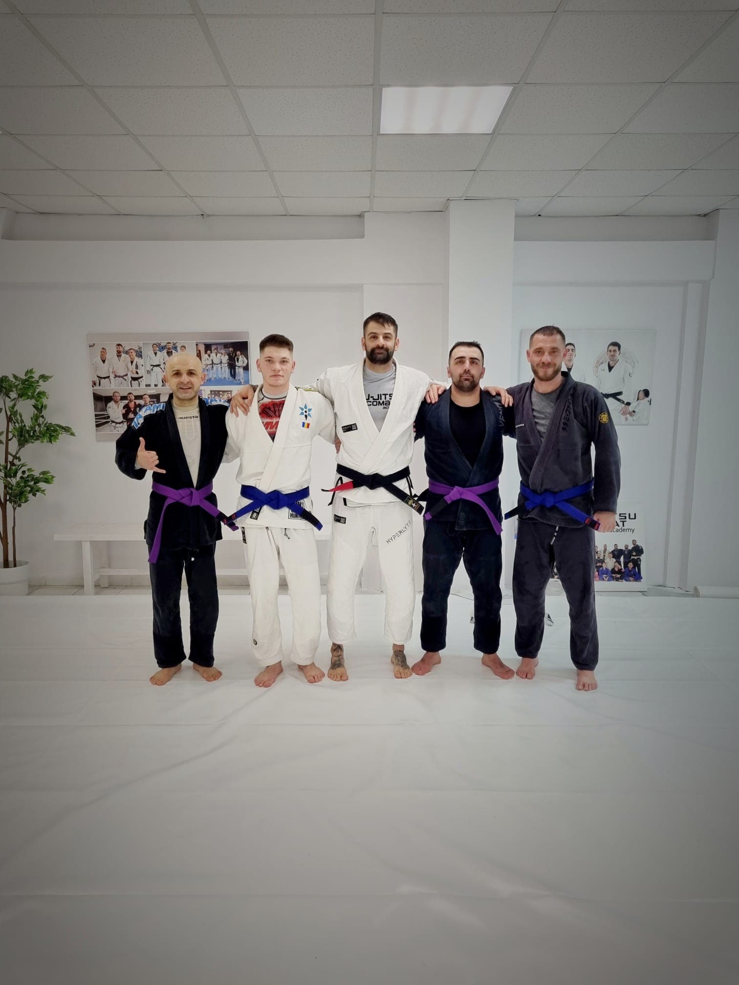 Grup de adulți în kimono și echipament de antrenament, în sală