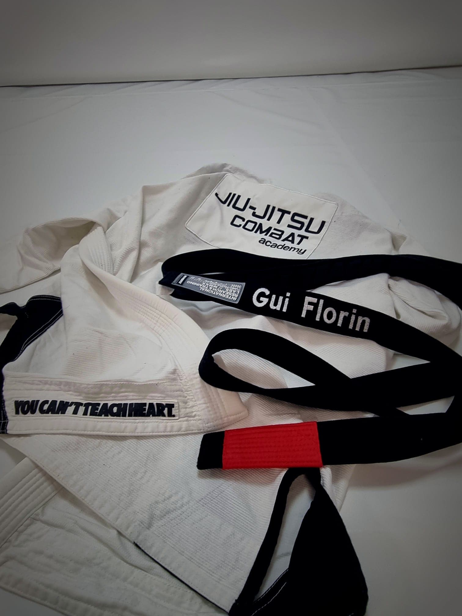 Kimono alb Jiu-Jitsu Combat, brodat „Gui Florin", alături de centuri