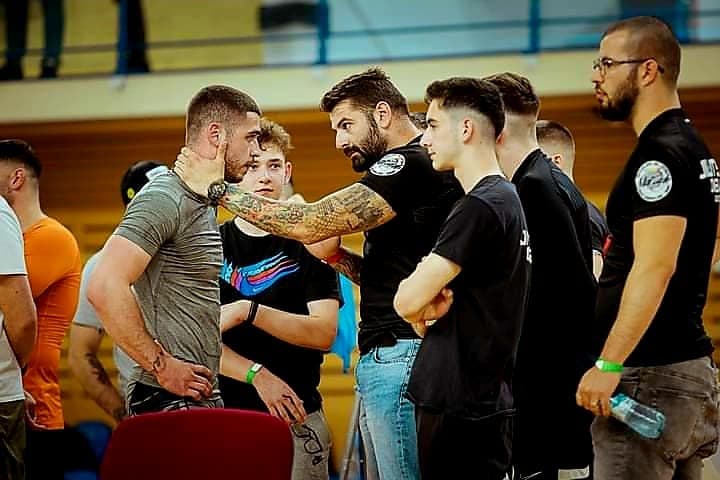 Sportivi tineri la o competiție, înaintea intrării pe saltea