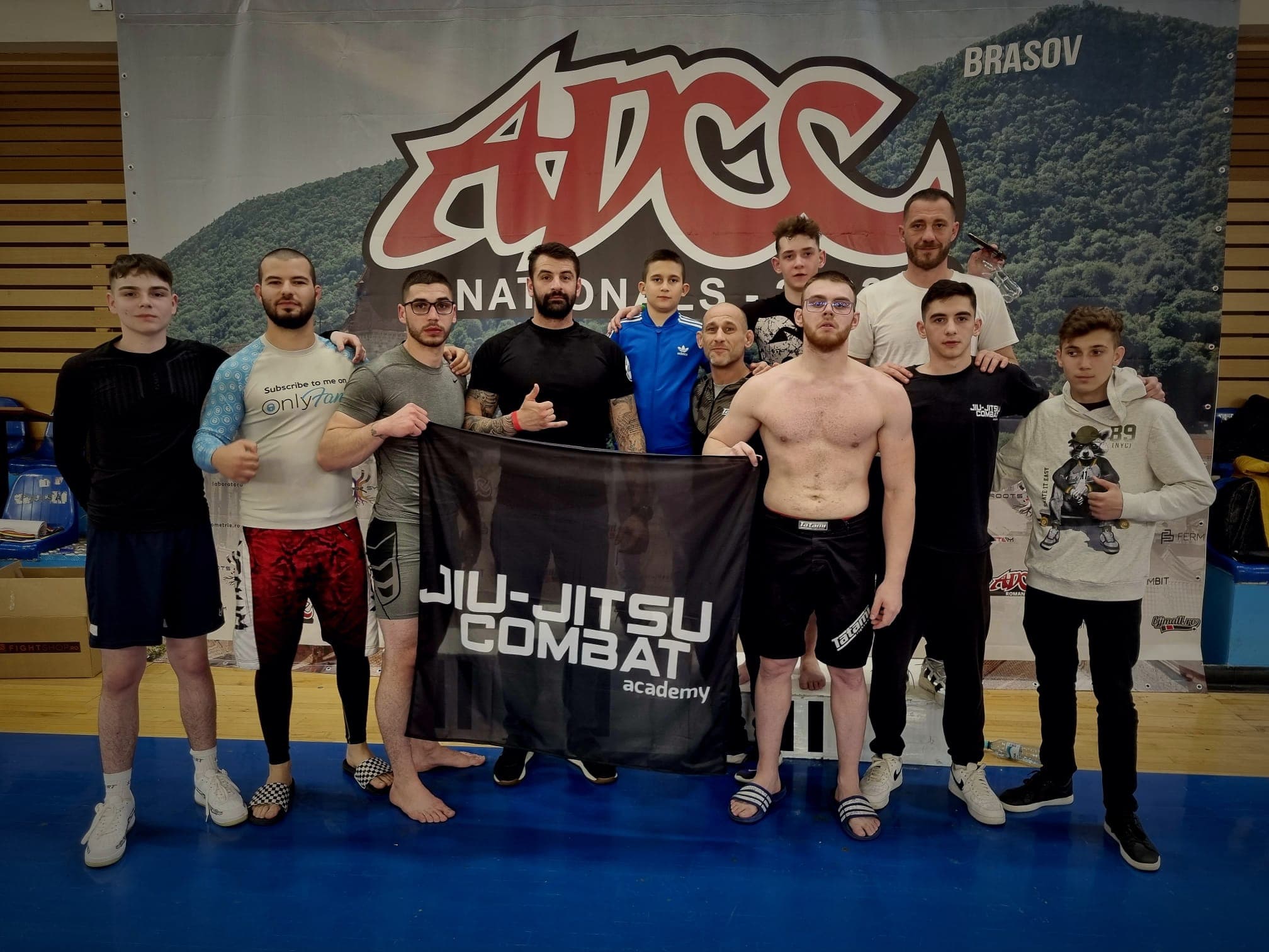 Echipa cu bannerul Jiu-Jitsu Combat la ADCC Nationals, Brașov